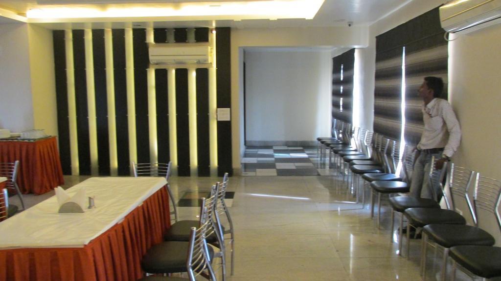 Hotel The Sapphire Grand à Bénarès Extérieur photo
